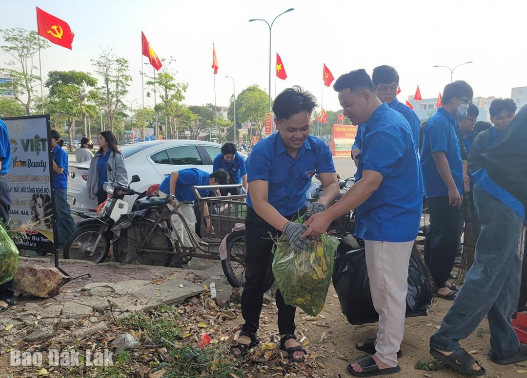 Các hội đoàn thể tích cực ra quân dọn vệ sinh các tuyến đường hoa, khu vực công cộng.