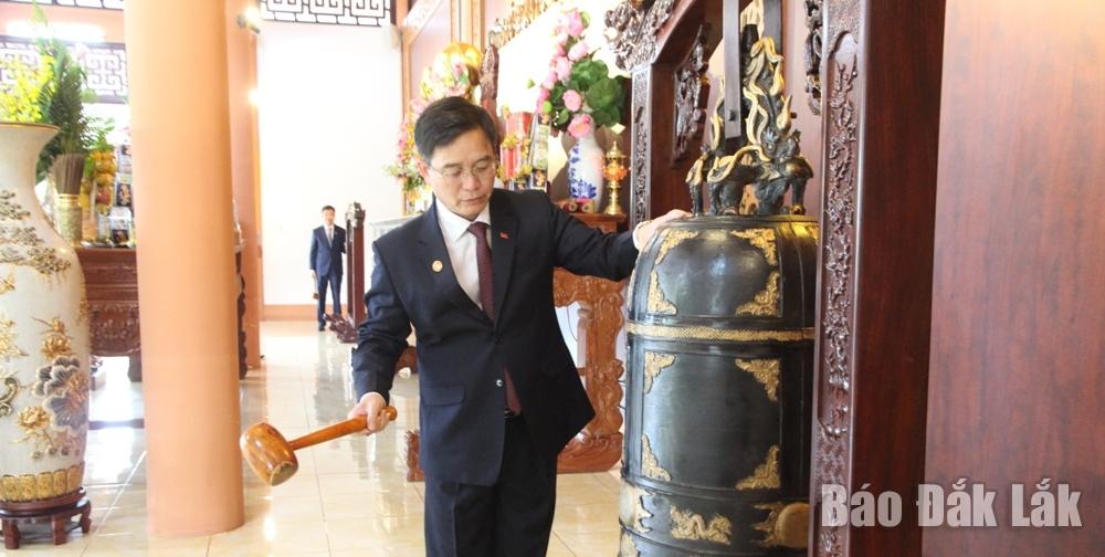 y viên Trung ương Đảng, Bí thư Tỉnh ủy Nguyễn Đình Trung thỉnh chuông...