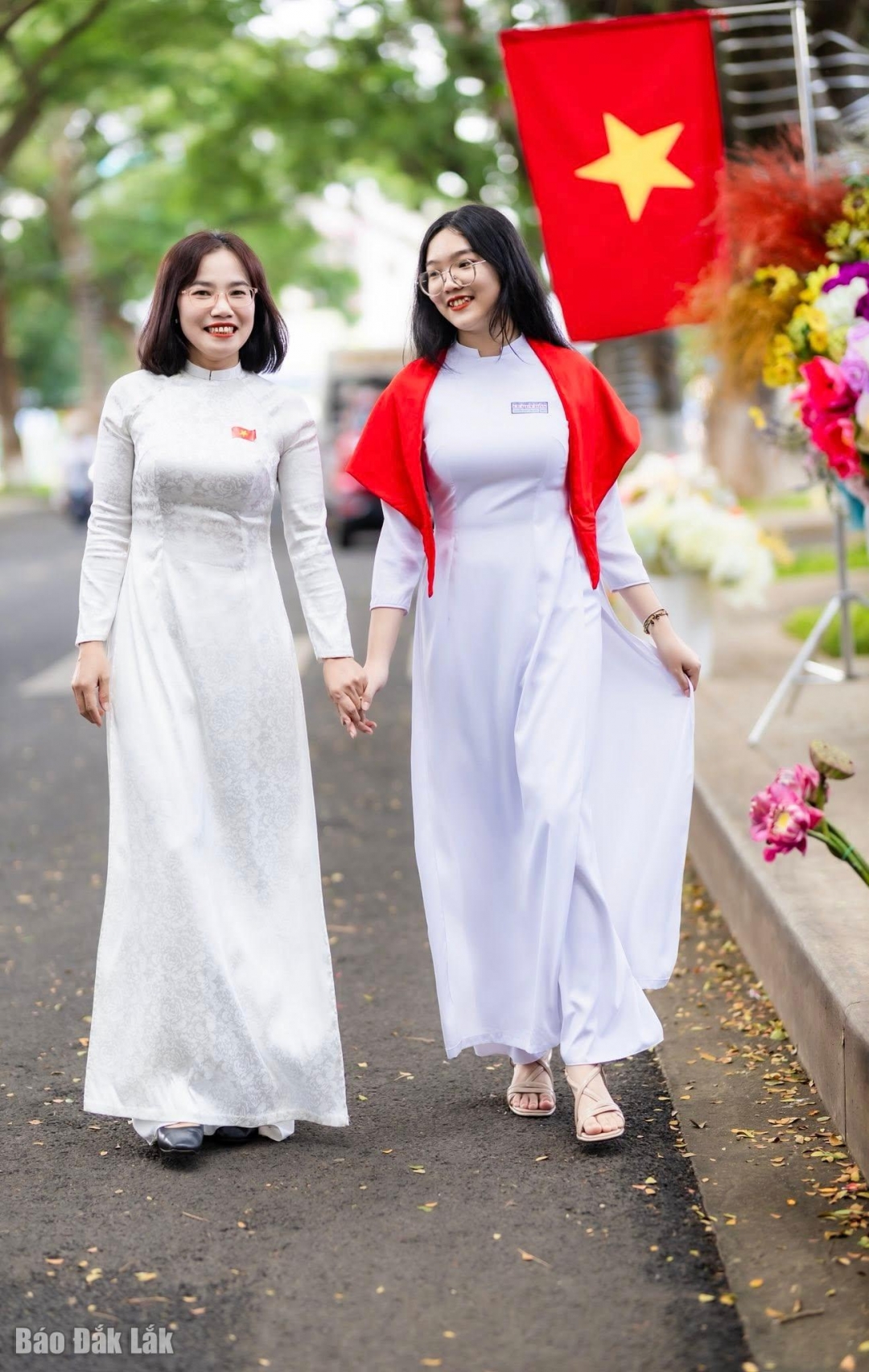 Mẹ và con gái hân hoan đón Tết độc lập 