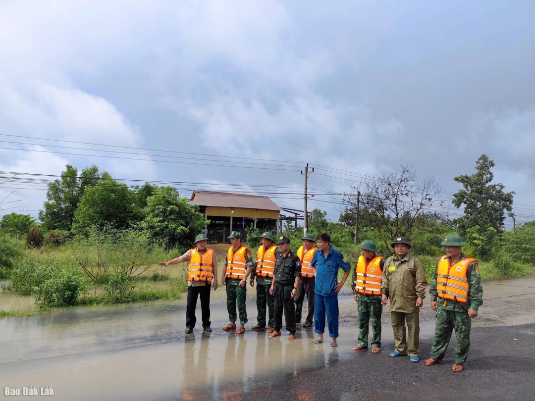 Chính quyền địa phương xã Ia Rvê và các lực lượng triển khai các biện pháp bảo đảm an toàn cho người dân.