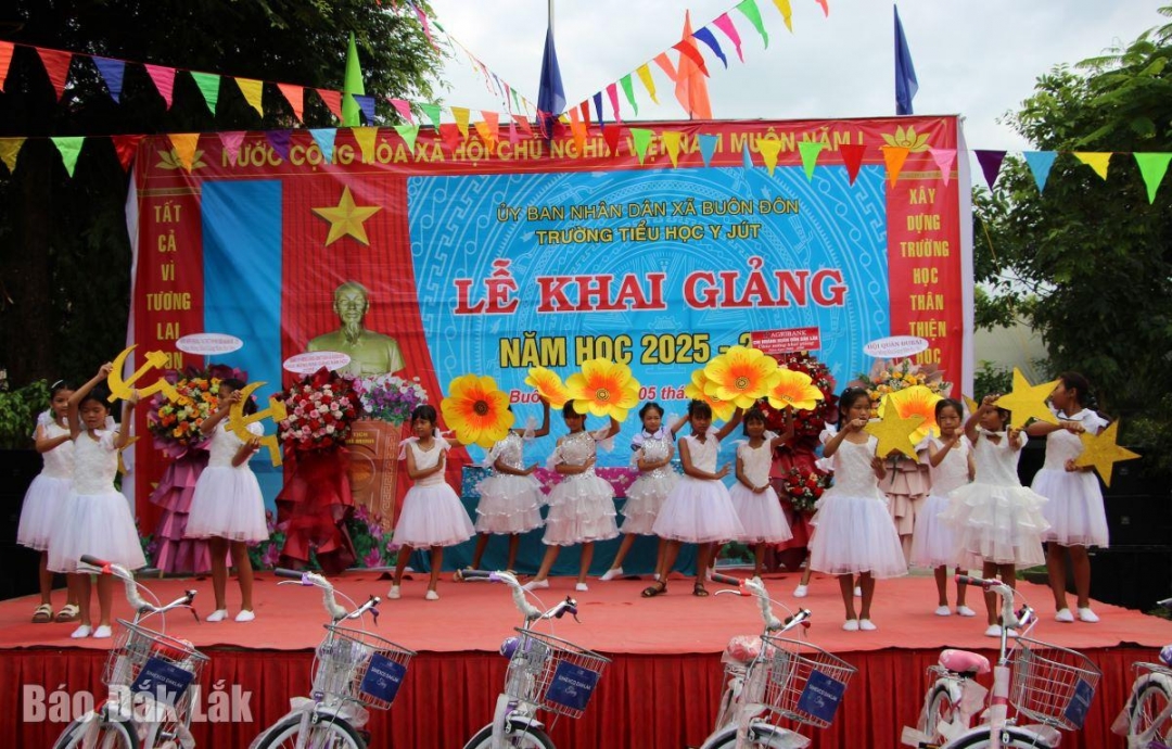 Học sinh Trường Tiểu học Y Jút giao lưu văn nghệ tại lễ khai giảng.