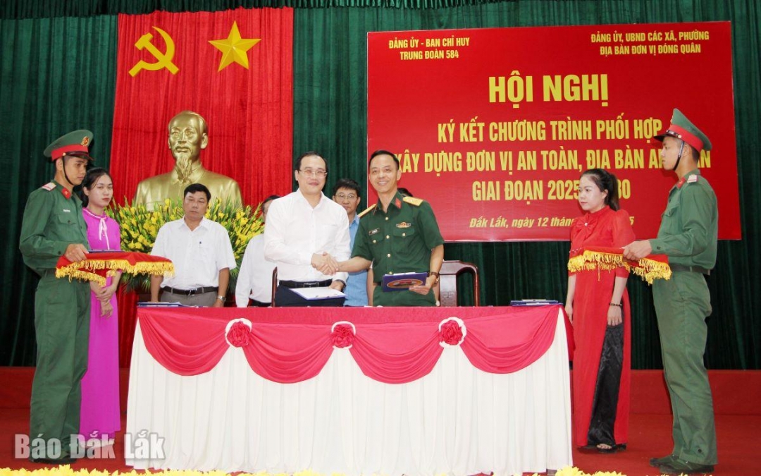 Đại diện Trung đoàn 584 và lãnh đạo các xã, phường ký kết chương trình phối hợp, giai đoạn 2025 - 2030.