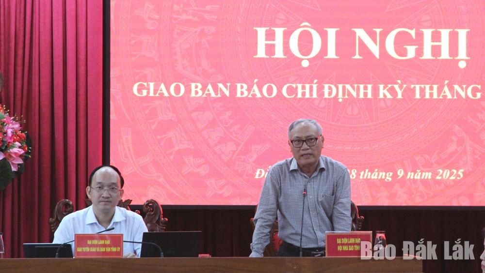 Chủ tịch Hội Nhà báo tỉnh Nguyễn Văn Phú phát biểu tại hội nghị.