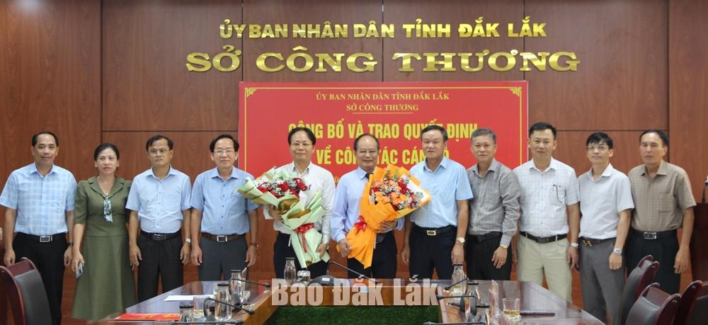 Các đồng chí lãnh đạo và cán bộ, người lao động Sở Công Thương chúc mừng hai đồng chí nghỉ hưu.
