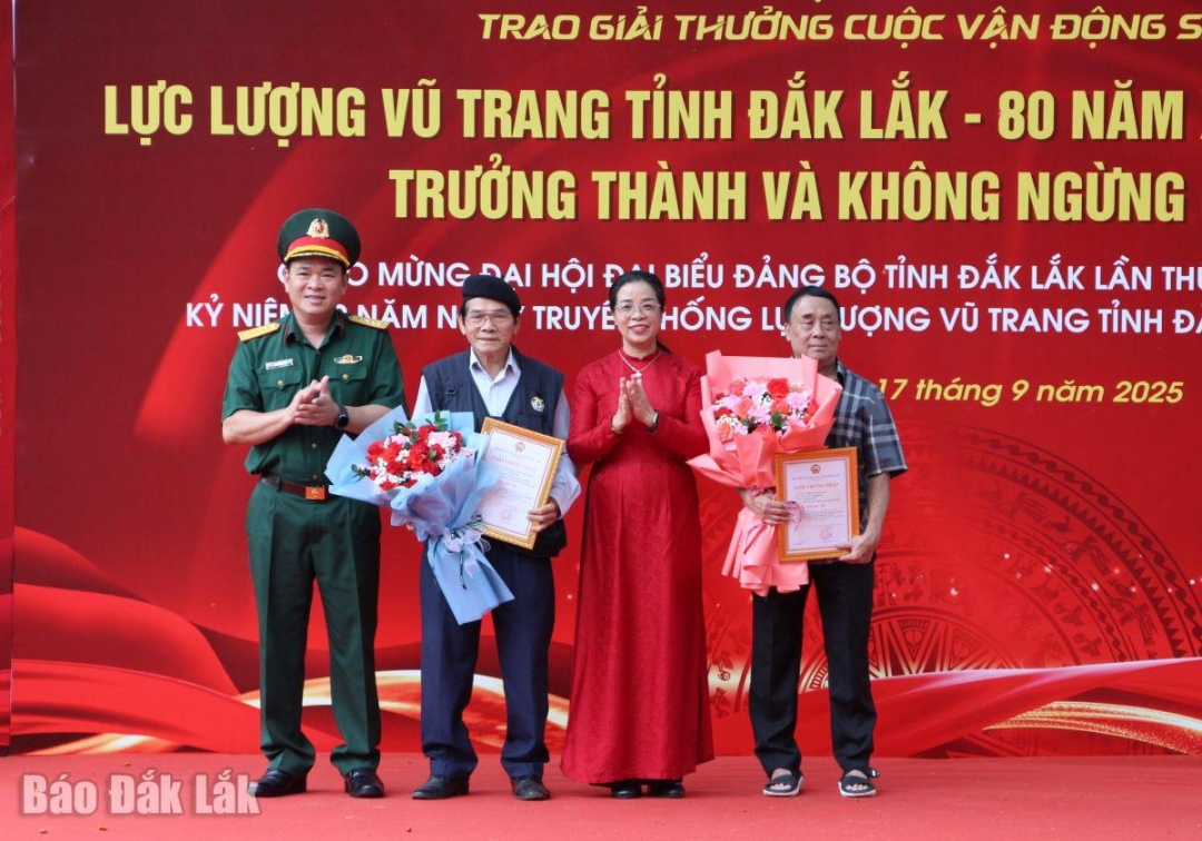 Phó Bí thư Tỉnh ủy Huỳnh Thị Chiến Hòa và Đại tá Đinh Văn Hưng, Chính ủy Bộ Chỉ huy Quân sự tỉnh trao giải Nhì (không có giải Nhất) cho các tác giả có tác phẩm ảnh đẹp.