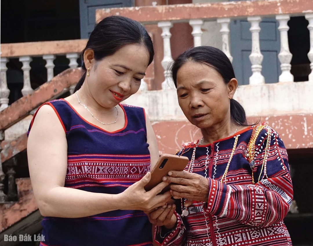 Chị em Làng nghề dệt thổ cẩm Xí Thoại (xã Xuân Lãnh) tận dụng ưu thế mạng xã hội để quảng bá, bán sản phẩm làng nghề.