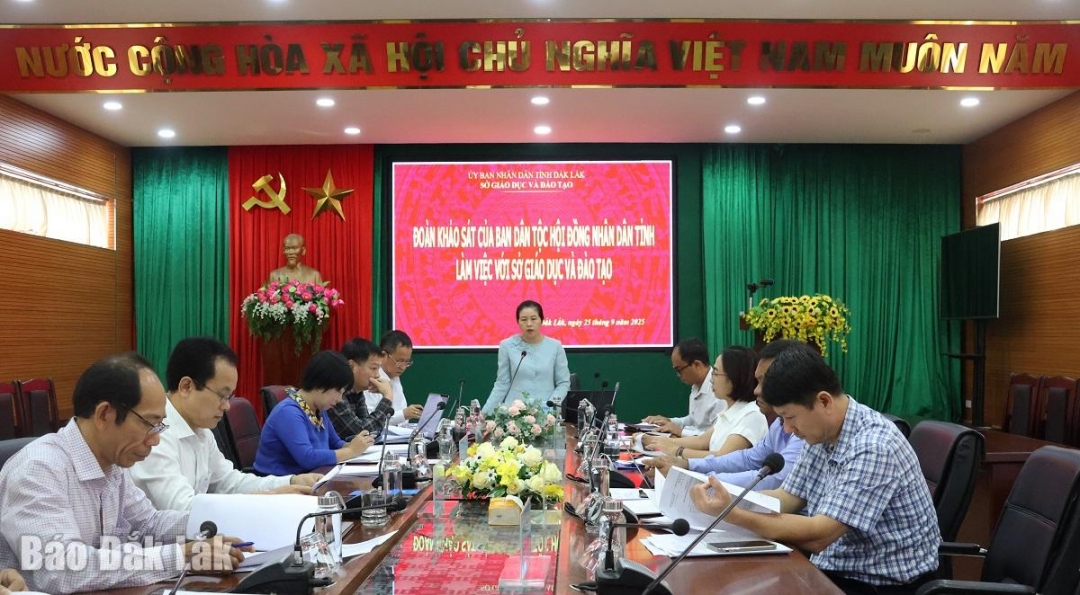 Các đại biểu tham dự buổi khảo sát.
