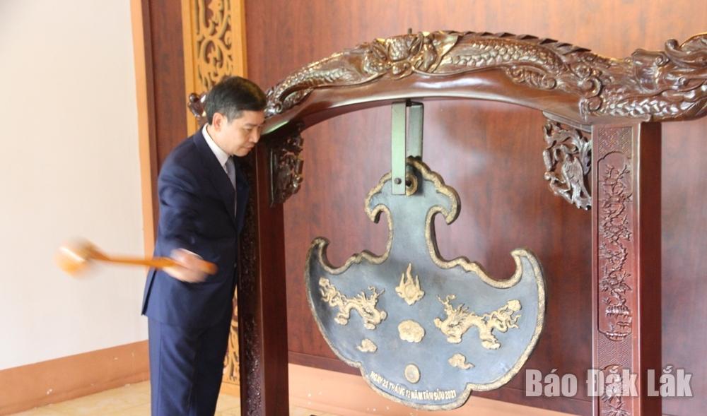 ... và Phó Bí thư Tỉnh ủy, Chủ tịch UBND tỉnh Tạ Anh Tuấn thỉnh khánh tại Đền thờ Liệt sĩ tỉnh.