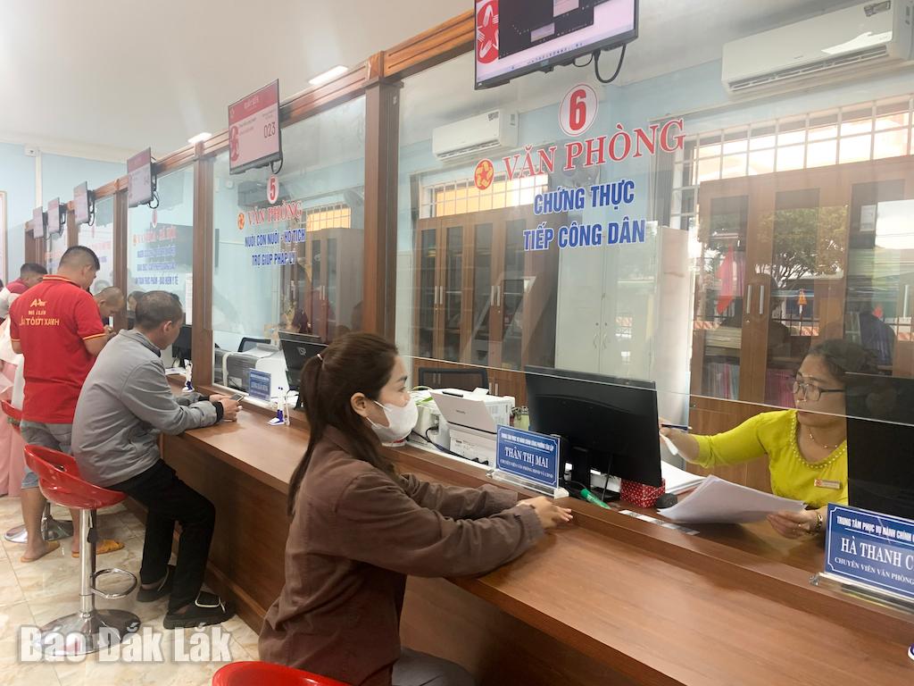 Người dân phường Ea Kao được hướng dẫn thực hiện các thủ tục hành chính.