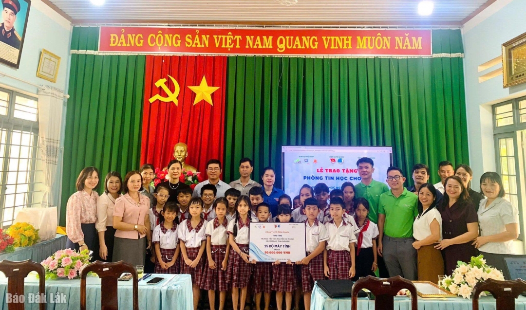 Đại diện các đơn vị tặng máy tính cho cô và trò Trường Tiểu học Nguyễn Chí Thanh