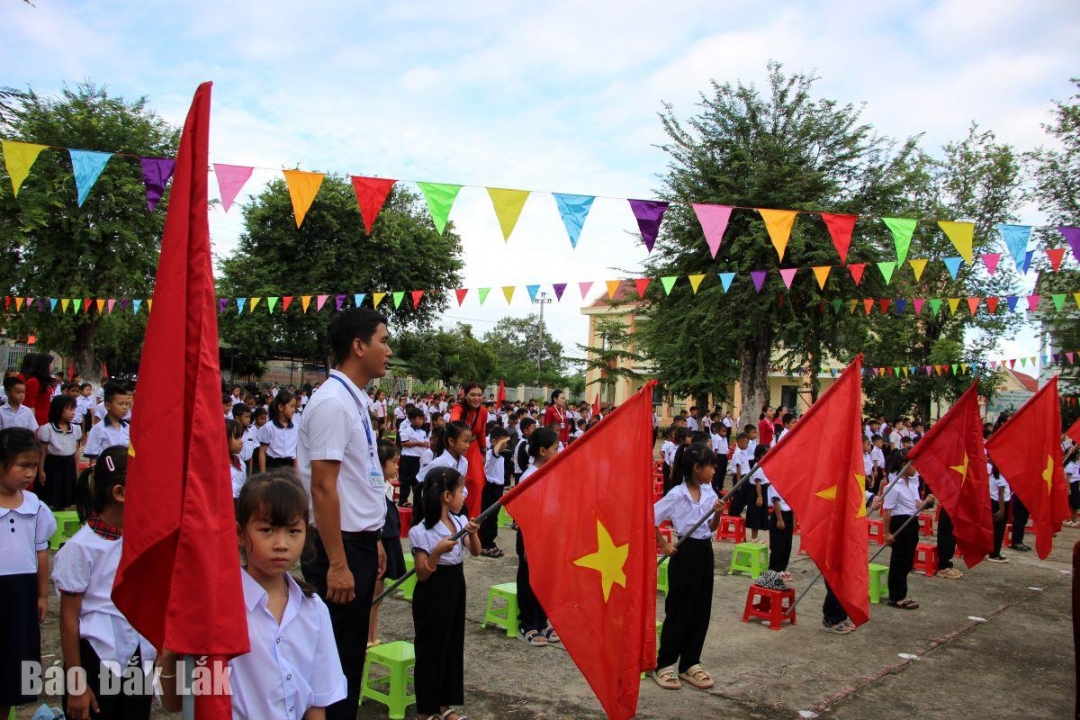 Thầy và trò Trường Tiểu học Y Jút tại lễ chào cờ.