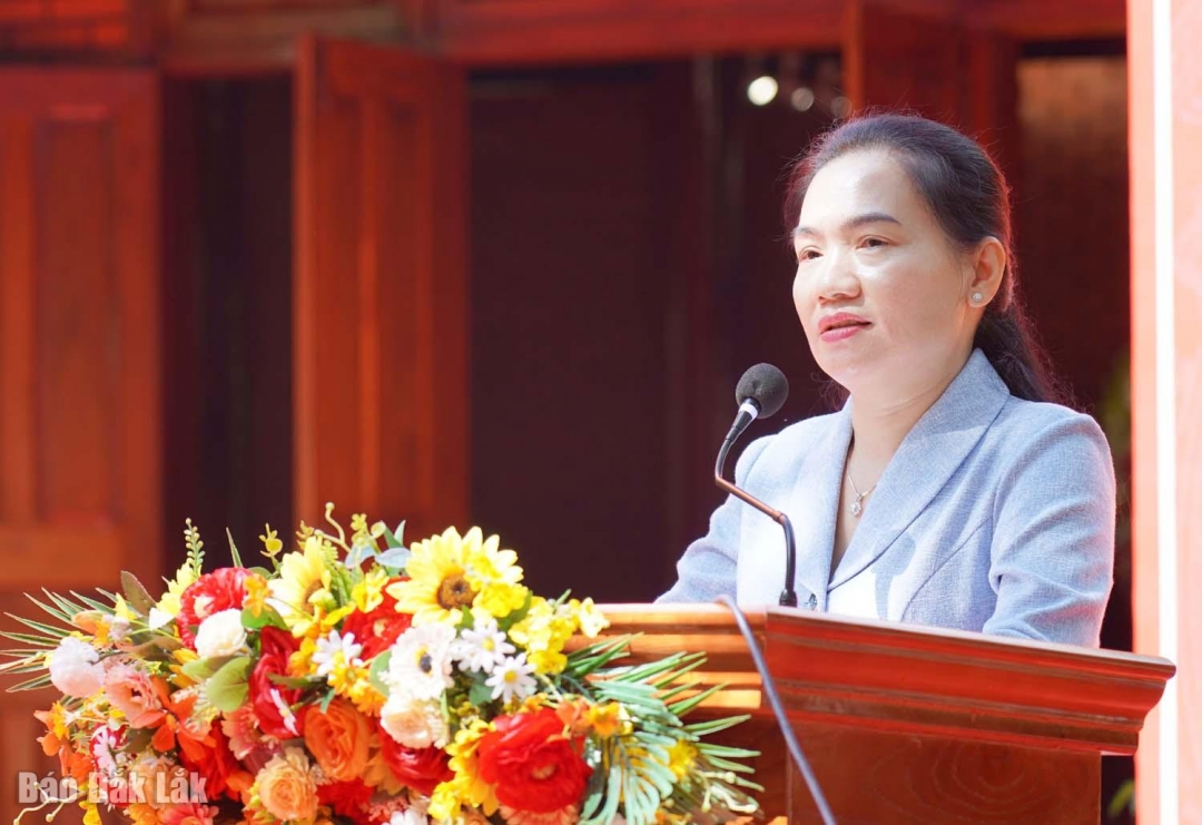 Đồng chí Đinh Thị Thu Thanh, Trưởng Ban Tuyên giáo Dân vận Tỉnh ủy phát biểu tại buổi lễ.