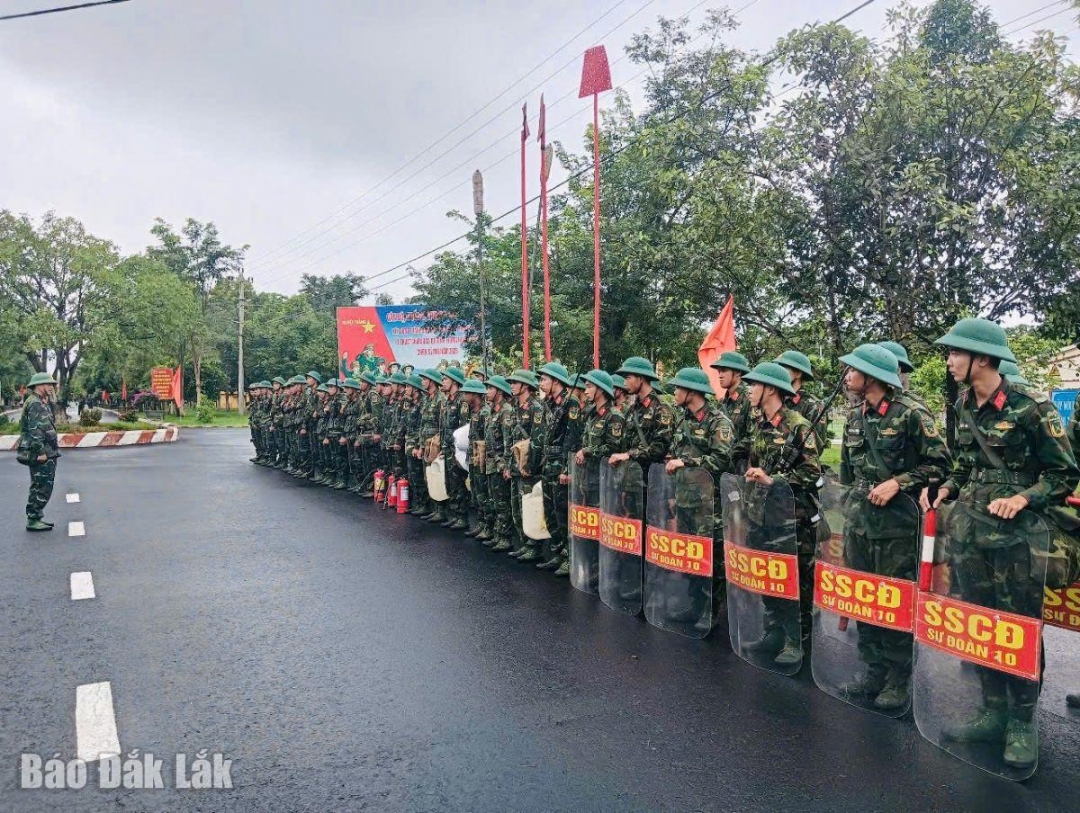 Vui chơi không quên nhiệm vụ, các đơn vị duy trì nghiêm chế độ trực sẵn sàng chiến đấu.