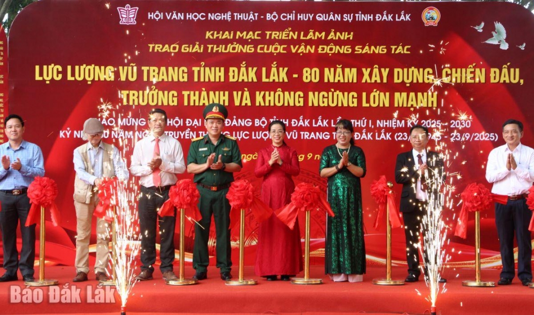 Phó Bí thư Tỉnh ủy Huỳnh Thị Chiến Hòa cùng các đại biểu cắt băng khai mạc triển lãm.