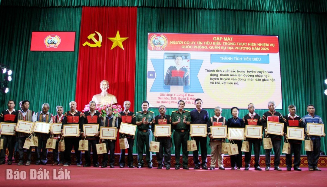 Đại tá Niê Ta và Đại tá Đinh Văn Hưng trao quà tặng già làng, người có uy tín tiêu biểu.