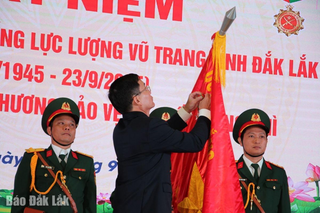 Bí thư Tỉnh ủy gắn huân chương 