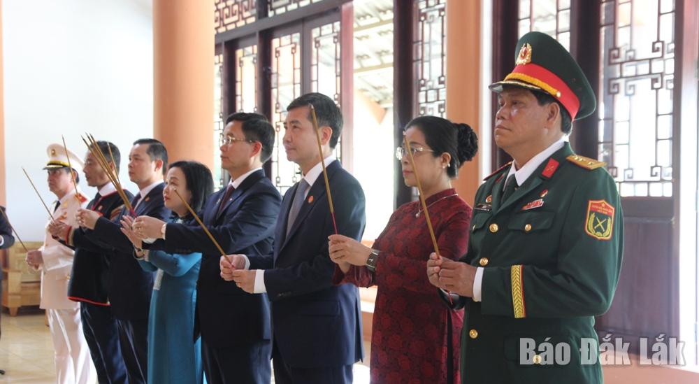 Các đồng chí lãnh đạo tỉnh thắp hương tri ân công lao to lớn của Chủ tịch Hồ Chí Minh, Đại tướng Võ Nguyên Giáp và các Anh hùng liệt sĩ tại Đền thờ Liệt sĩ tỉnh.