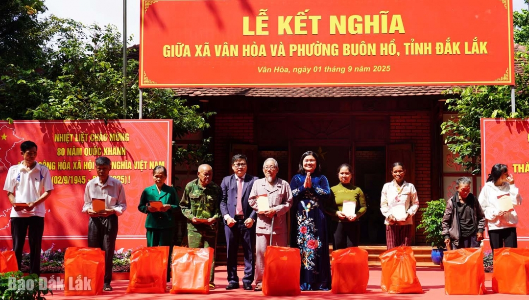 Bí thư xã Vân Hòa và Bí thư phường Buôn Hồ tặng quà cho các gia đình chính sách.