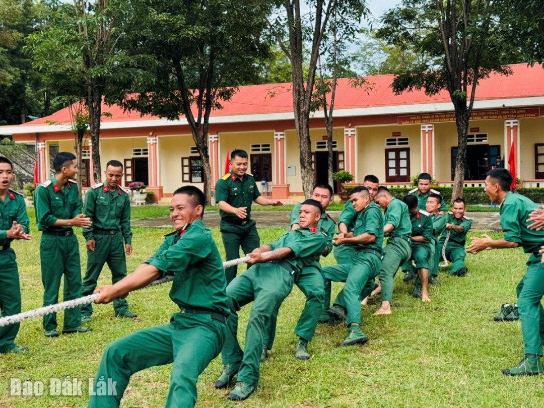 Thi kéo co vừa tạo tiếng cười rộn vang, vừa xây dựng tinh thần đoàn kết trong đơn vị.