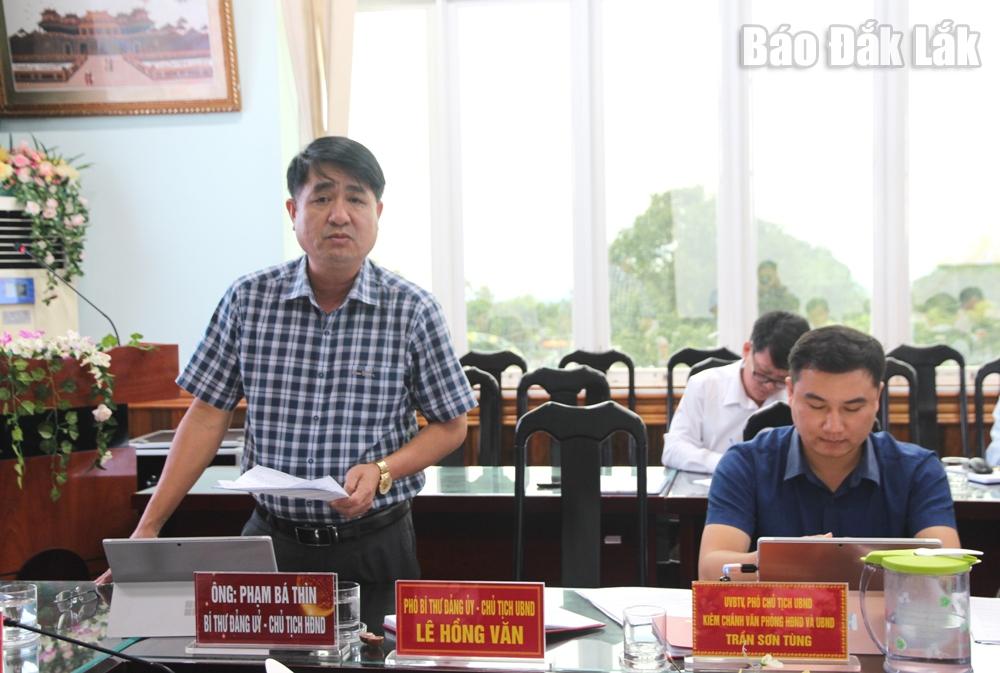 Bí thư Đảng ủy, Chủ tịch HĐND xã Krông Năng phát biểu tại buổi làm việc. 