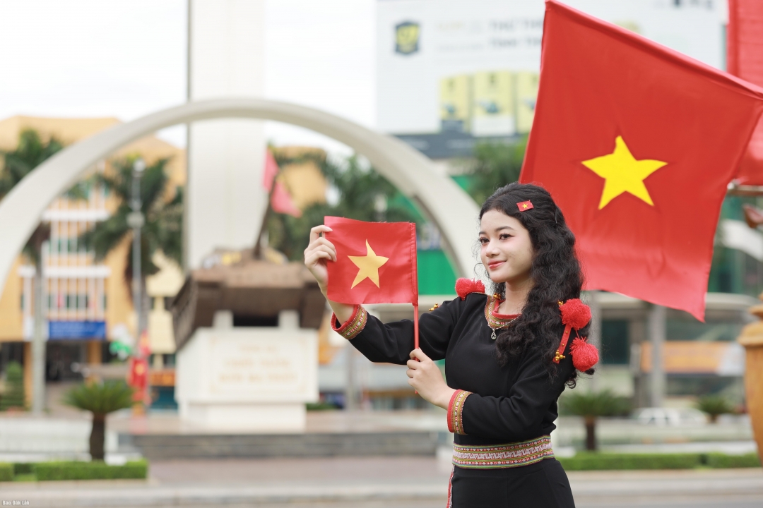 Thiếu nữ Ê đê trong trang phục truyền thống check-in tại khu vực Tượng đài Chiến thắng Buôn Ma Thuột