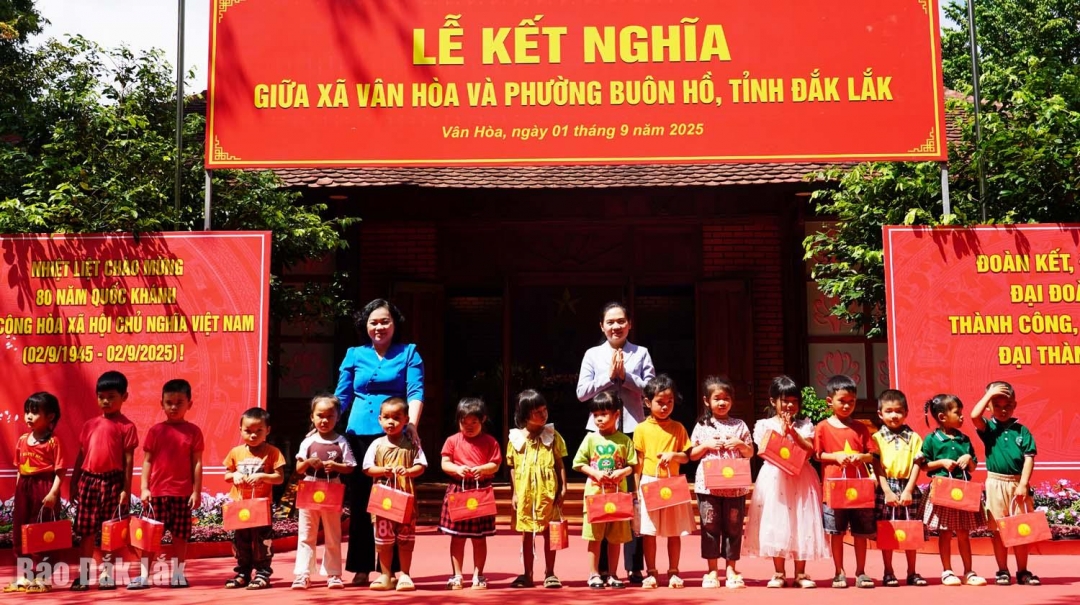 Đồng chí Đinh Thị Thu Thanh và Đào Bảo Minh tặng quà trung thu cho các cháu nhỏ.