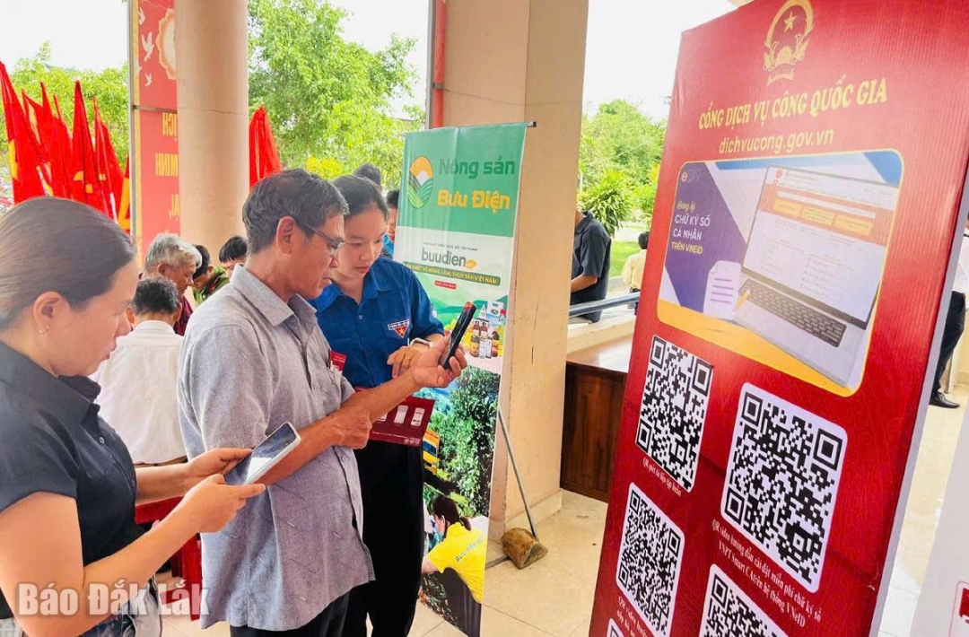 người dân xã Đức Bình cài đặt và sử dụng App Đắk Lắk Số dưới sự hỗ trợ của các bạn đoàn viên.