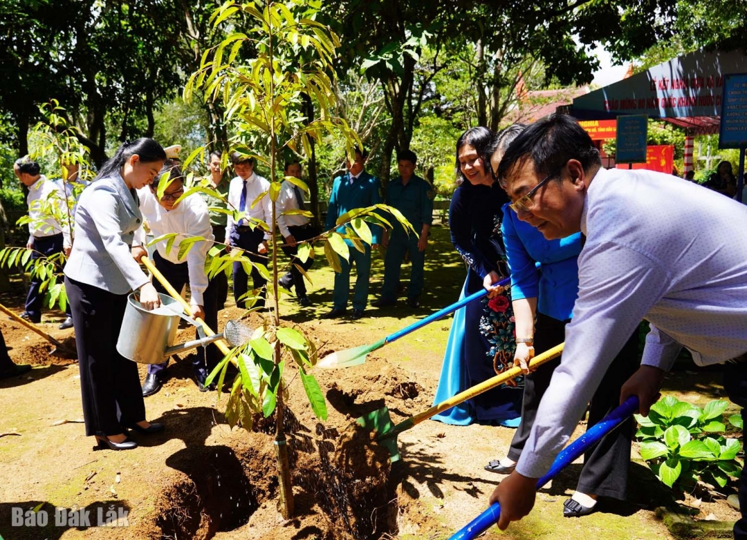 Các đại biểu trồng cây lưu niệm trong khuôn viên Nhà thờ Bác Hồ.