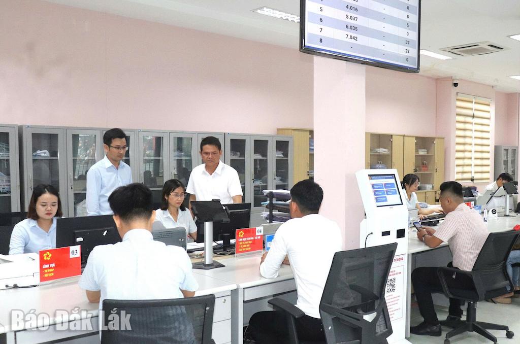 Chủ tịch UBND phường Đông Hòa Huỳnh Mỹ Phong (đứng bên phải) thường xuyên kiểm tra việc ứng dụng các nền tảng số trong hoạt động chuyên môn tại đơn vị.
