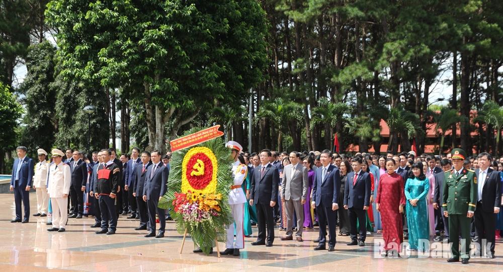 Các đại biểu tham dự Lễ viếng Nghĩa trang Liệt sĩ tỉnh.
