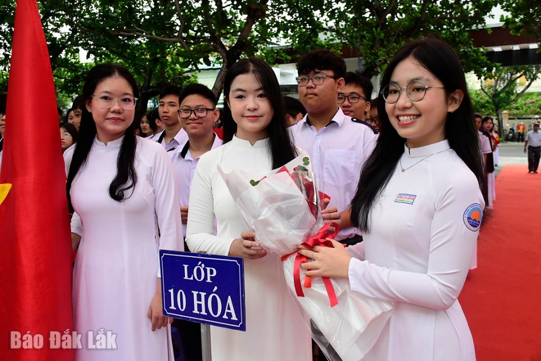 Học sinh khóa trên tặng hoa chào đón tân học sinh Lương Văn Chánh.
