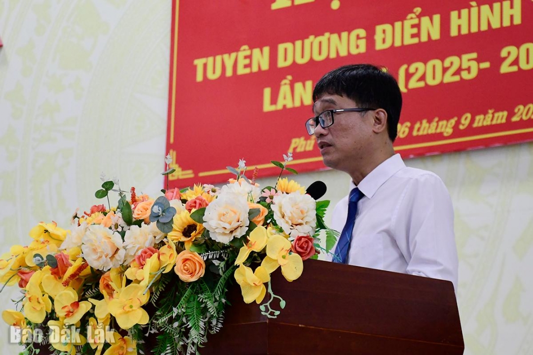 Tỉnh ủy viên, Bí thư Đảng ủy, Chủ tịch HĐND phường Phú Yên Trần Xuân Túc phát biểu tại hội nghị.