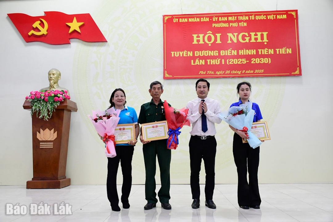 Lãnh đạo Ủy ban MTTQ Việt Nam phường Phú Yên tặng giấy khen cho các tập thể xuất sắc.