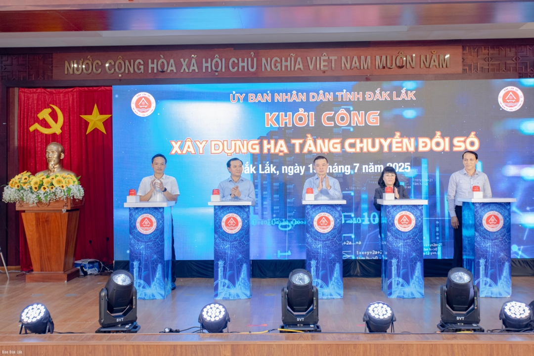 Lãnh đạo tỉnh Đắk Lắk thực hiện nghi lễ khởi công xây dựng hạ tầng