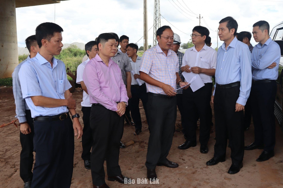 Chủ tịch UBND tỉnh Tạ Anh Tuấn cùng đoàn công tác kiểm tra thực tế tại nút giao CT.02 Dự án thành phần 3, thuộc Dự án xây dựng đường bộ cao tốc Khánh Hòa - Buôn Ma Thuột.