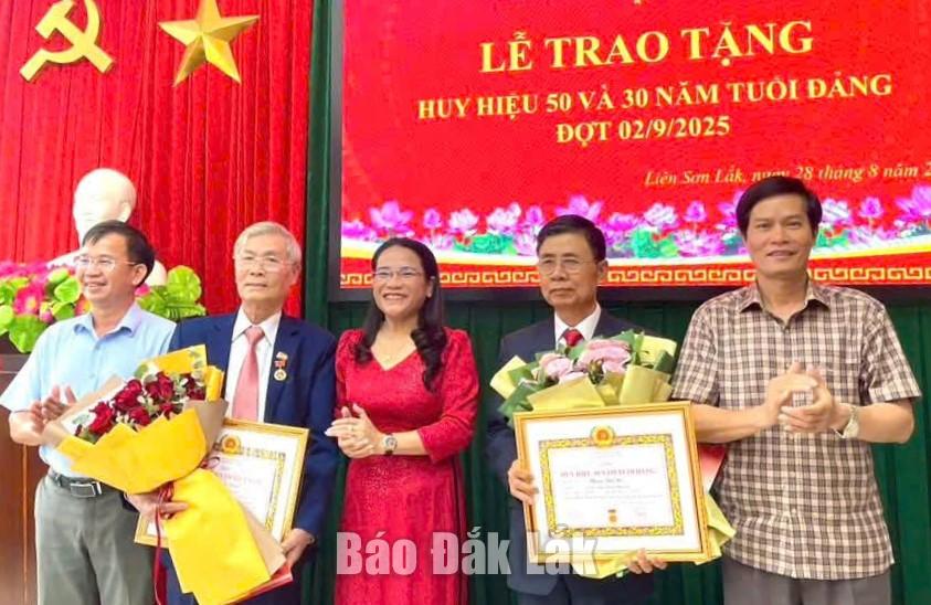 Lãnh đạo xã Liên Sơn Lắk trao Huy hiệu Đảng đợt 2/9/2025 cho các đảng viên.
