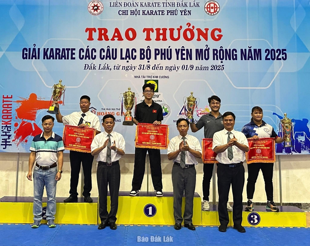 Ban tổ chức trao giải toàn đoàn cho các câu lạc bộ đoạt thành tích cao.