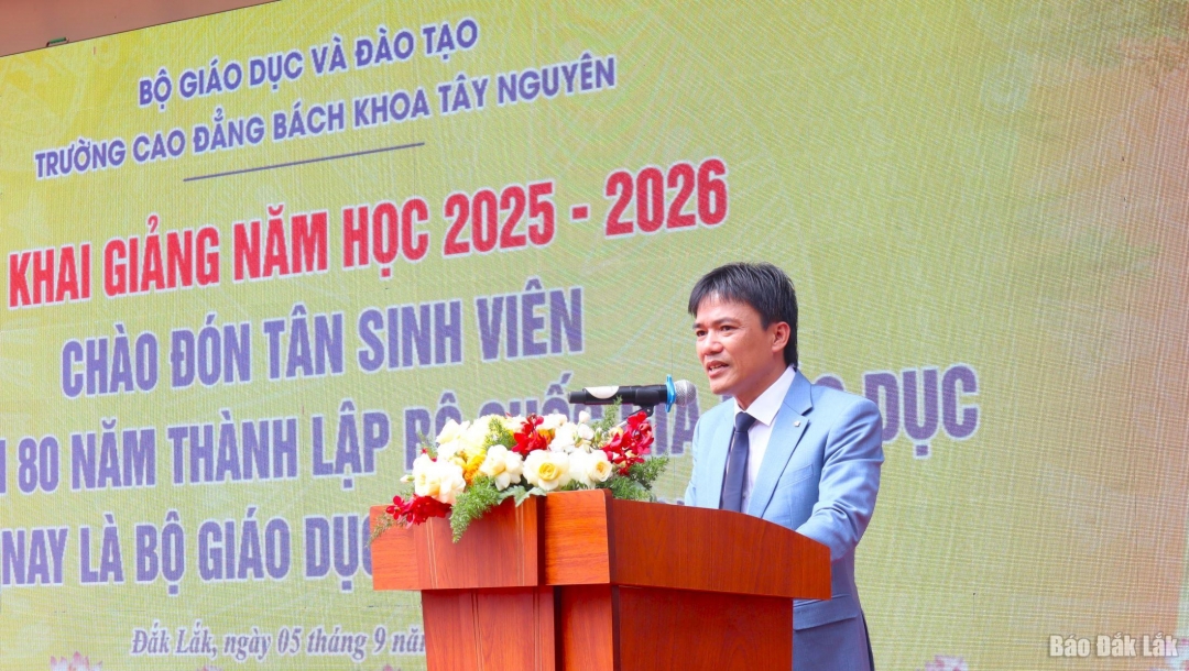 Hiệu trưởng Trường Cao đẳng Bách khoa Tây Nguyên Nguyễn Thái Bình phát biểu tại buổi lễ.