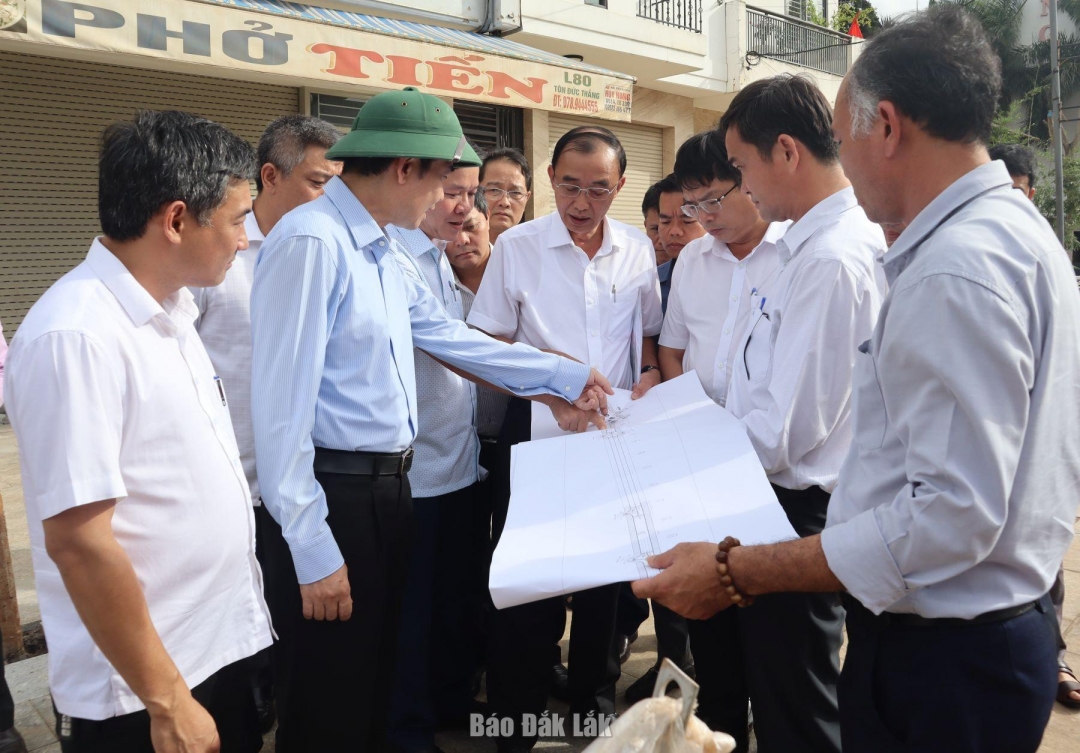Tại Dự án đường Tôn Đức Thắng, Chủ tịch UBND tỉnh Tạ Anh Tuấn đề nghị chính quyền địa phương phối hợp với các đơn vị liên quan đẩy nhanh tiến độ bàn giao mặt bằng.
