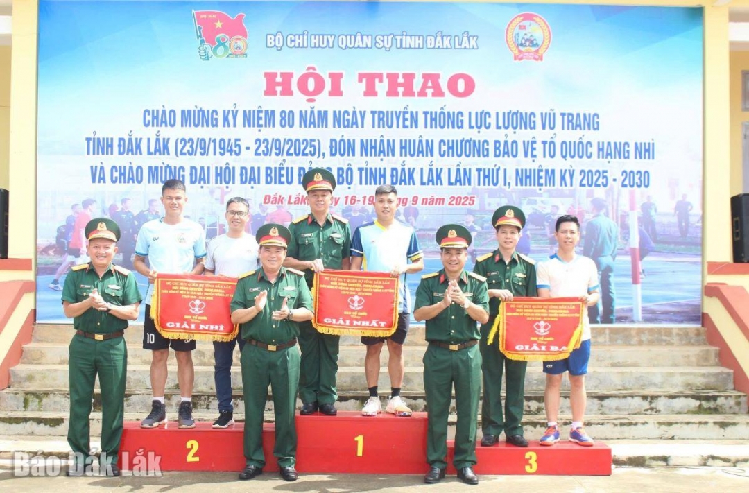 Ban tổ chức trao giải cho các đơn vị dành thành tích cao ở nội dung thi 