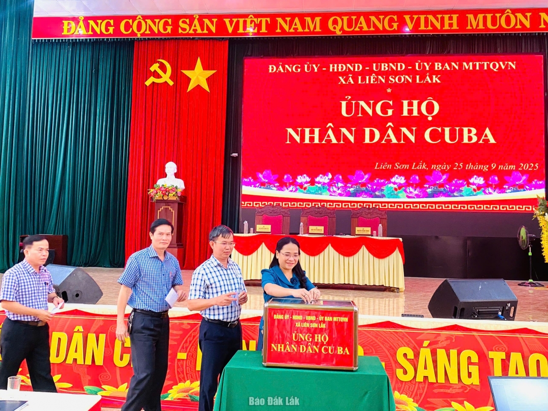 Các đồng chí lãnh đạo xã Liên Sơn Lắk tham gia đóng góp ủng hộ nhân dân Cuba tại hội nghị.