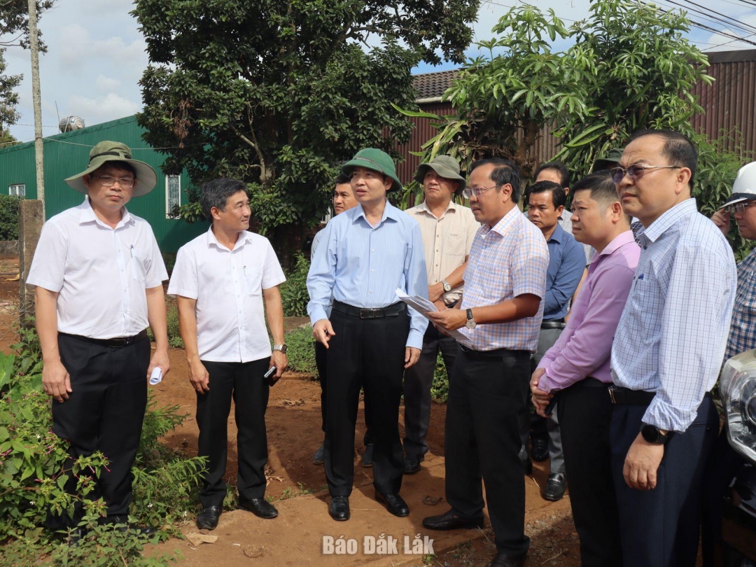 Đoàn công tác nghe chủ đầu tư báo cáo vướng mắc trong công tác giải phóng mặt bằng Dự án Đầu tư xây dựng đường Hồ Chí Minh đoạn tránh phía Đông TP. Buôn Ma Thuột.