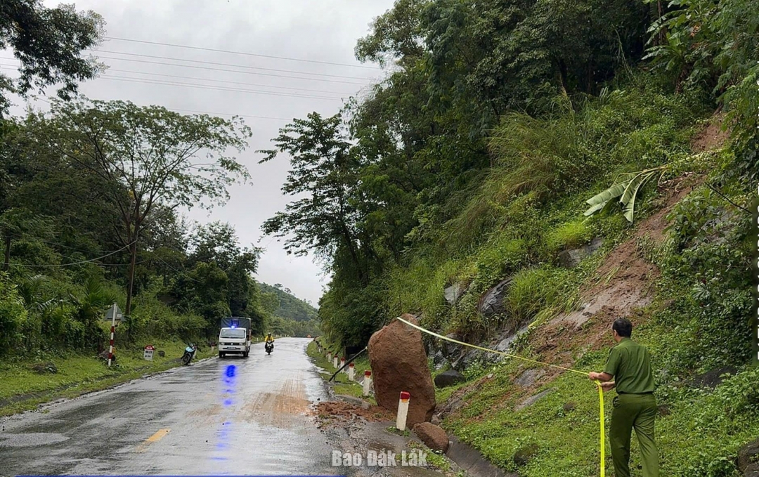 Công an xã Liên Sơn Lắk dăng dây cảnh báo người dân và phương tiện khi lưu thông qua vị trí sạt lở.