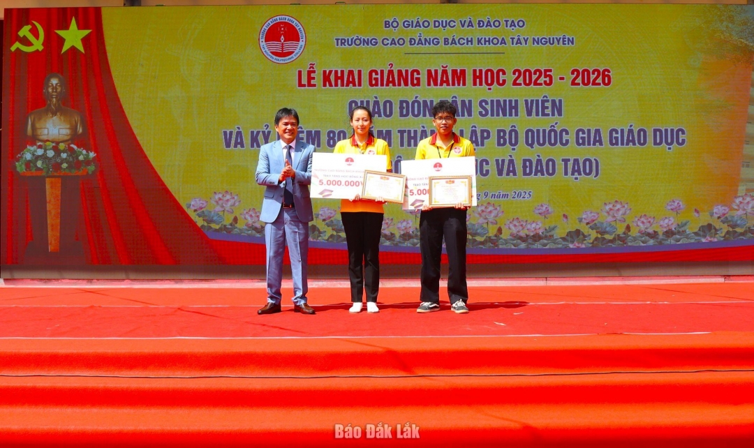 Hiệu trưởng Trường Cao đẳng Bách khoa Tây Nguyên Nguyễn Thái Bình tặng giấy khen cho hai học sinh có thành tích xuất sắc năm học 2024 - 2025.