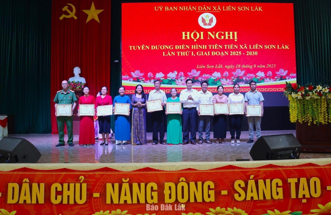 Lãnh đạo xã Liên Sơn Lắk trao giấy khen cho các tập thể.