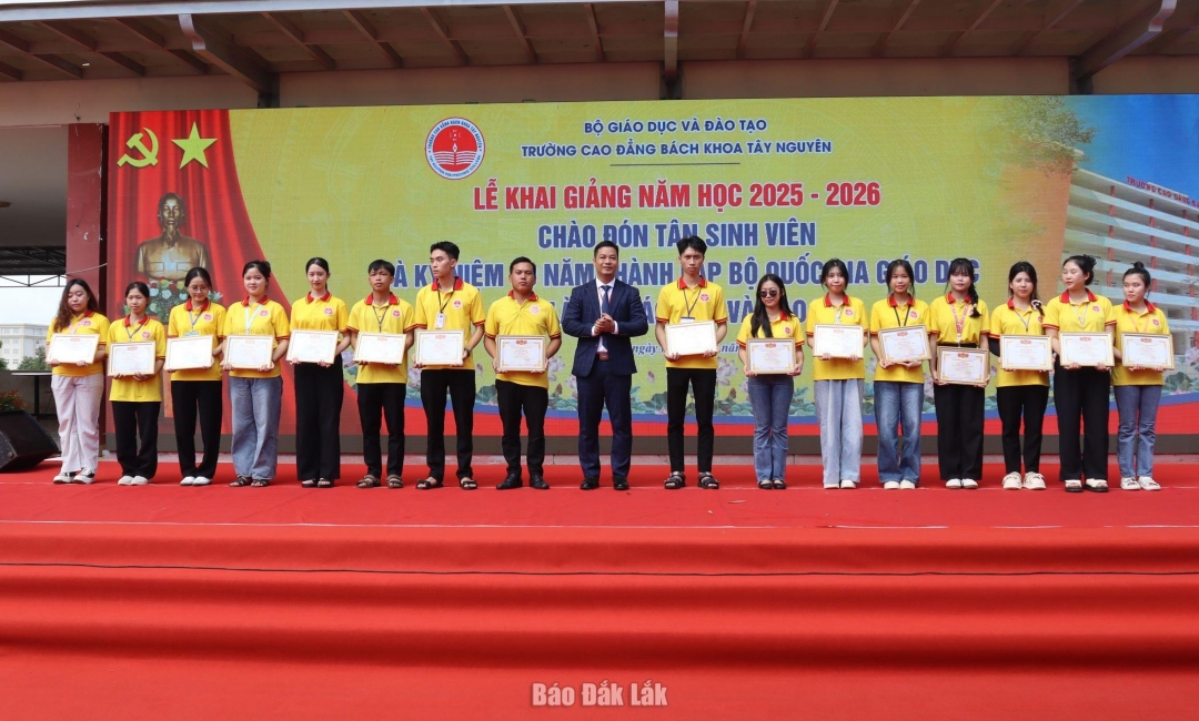 Ban giám hiệu nhà trường tặng giấy khen cho các em xếp loại giỏi trong năm học vừa qua.