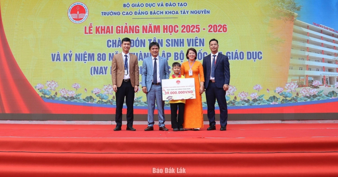 Ban giám hiệu Trường Cao đẳng Bách khoa Tây Nguyên trao bảng tượng trưng tài trợ học bổng cho tân sinh viên Nguyễn Văn Thiện.