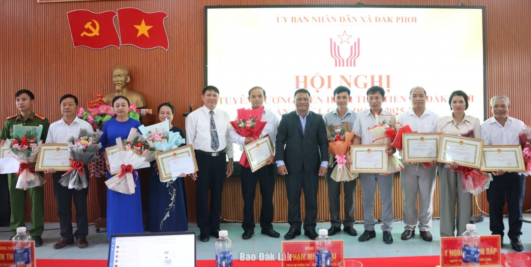 Lãnh đạo xã Đắk Phơi trao giấy khen cho các tập thể.