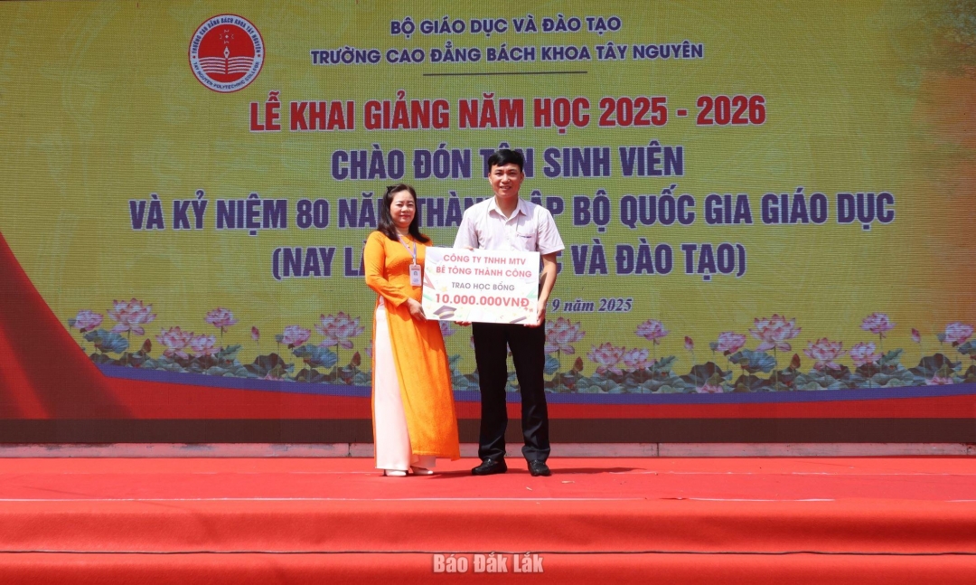 Đại diện doanh nghiệp tài trợ học bổng cho quỹ sinh viên nghèo vượt khó của nhà trường.