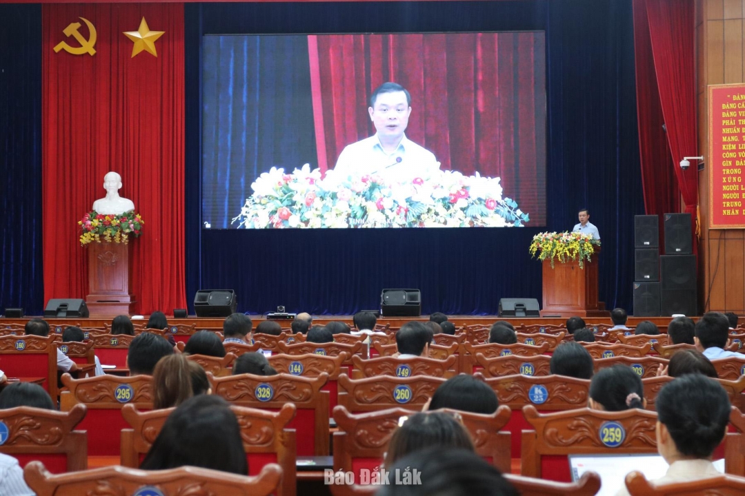 Đồng chí Đỗ Hữu Huy, Phó Bí thư Tỉnh ủy, Phó Trưởng Ban Thường trực Ban Chỉ đạo về phát triển khoa học, công nghệ, đổi mới sáng tạo và chuyển đổi số tỉnh phát biểu quán triệt 5 nội dung cốt lõi để cán bộ các đảng ủy và cơ quan đảng ứng dụng. AI vào công việc hiệu quả